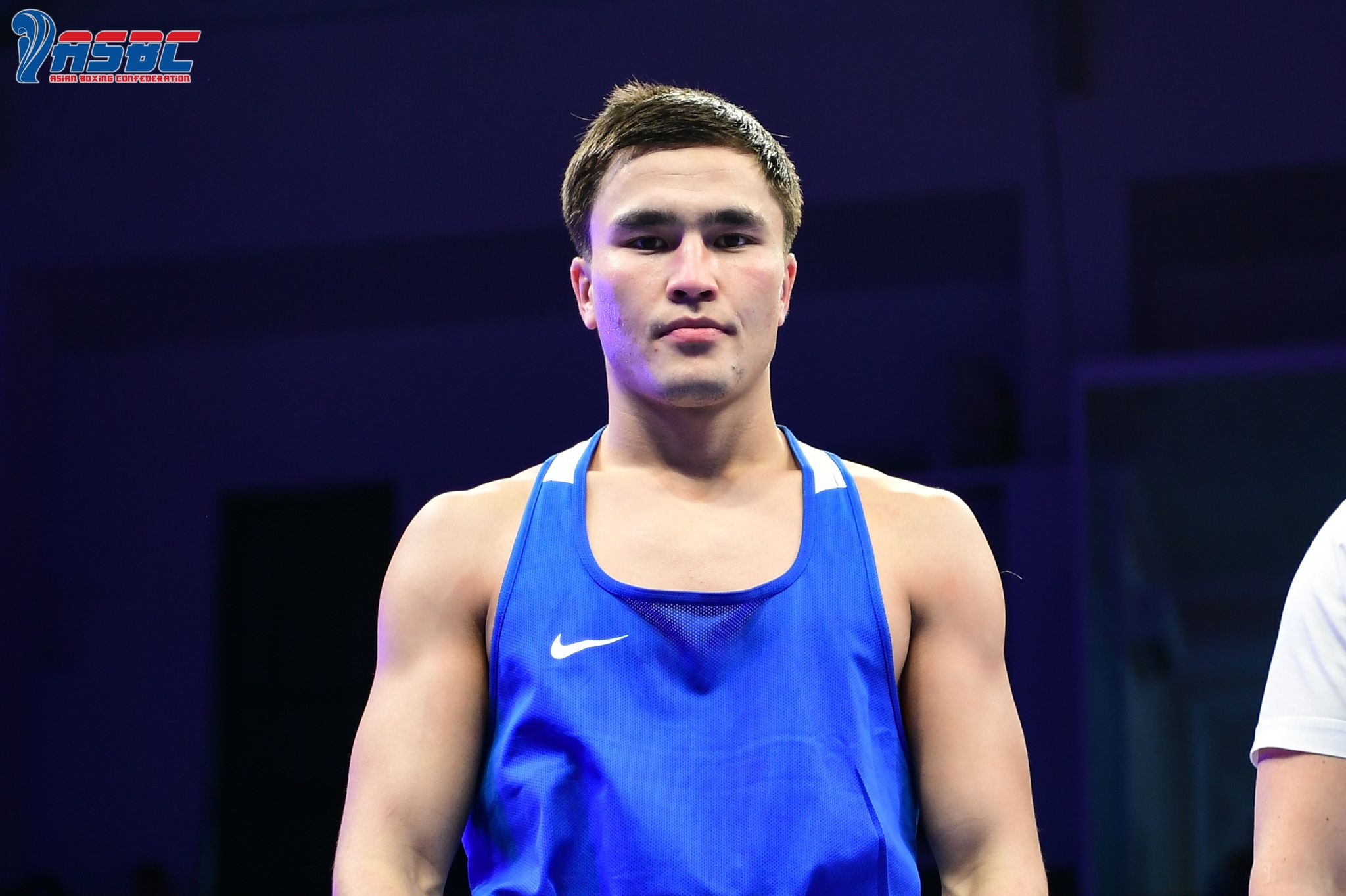 Tabiatda yalangoch tola ayollar külot va taytlar aks ettirilgan erotik video